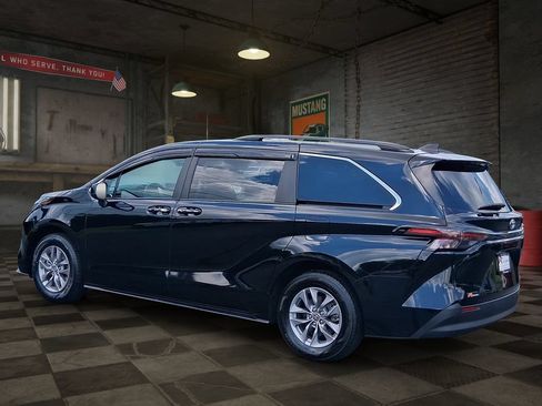 Used 2023 Toyota Sienna XLE FWD image 4