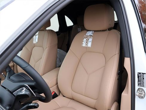 New 2026 Porsche Macan image 5