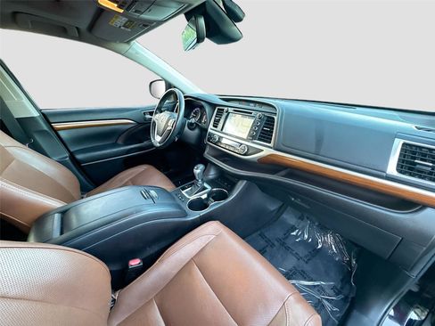 Used 2017 Toyota Highlander Limited Platinum image 29