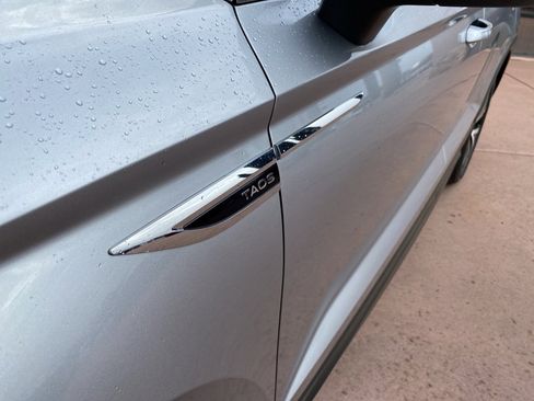 Used 2024 Volkswagen Taos SE image 4