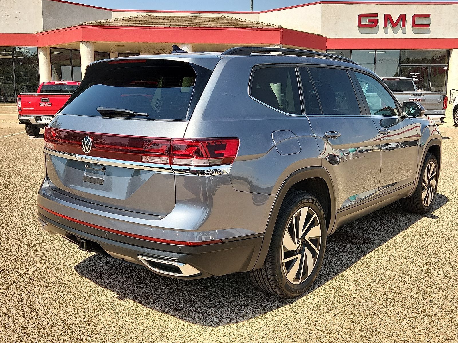 Used 2025 Volkswagen Atlas SE FWD image 4