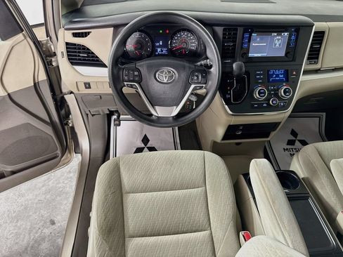Used 2016 Toyota Sienna LE FWD image 21