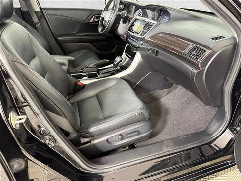 Used 2017 Honda Accord Touring image 15