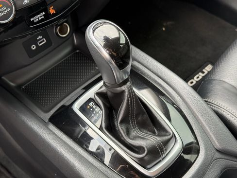 Used 2020 Nissan Rogue SV image 23