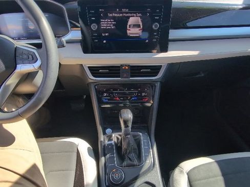 Used 2025 Volkswagen Taos SE AWD/4WD image 24