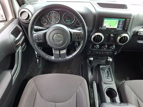 Used 2018 Jeep Wrangler Sahara w/ Connectivity Group AWD/4WD image 11