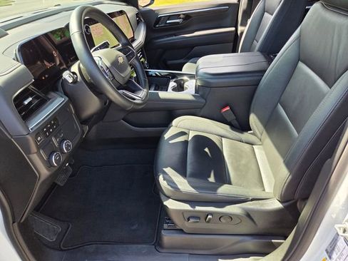 Used 2025 Chevrolet Suburban LT RWD image 9