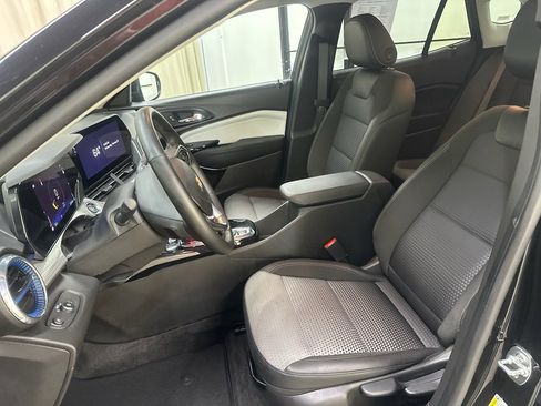 Certified 2025 Chevrolet Trax LT w/ LT Convenience Package image 26