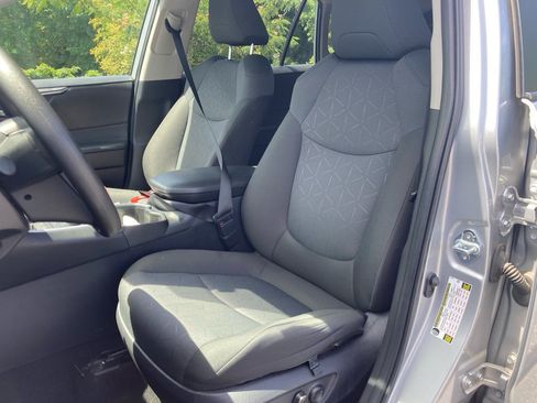 Used 2025 Toyota RAV4 XLE AWD/4WD image 6