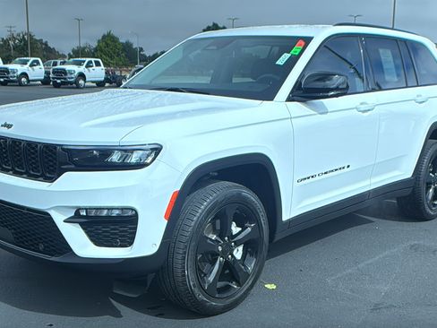 Used 2023 Jeep Grand Cherokee Limited w/ Luxury Tech Group II RWD image 7