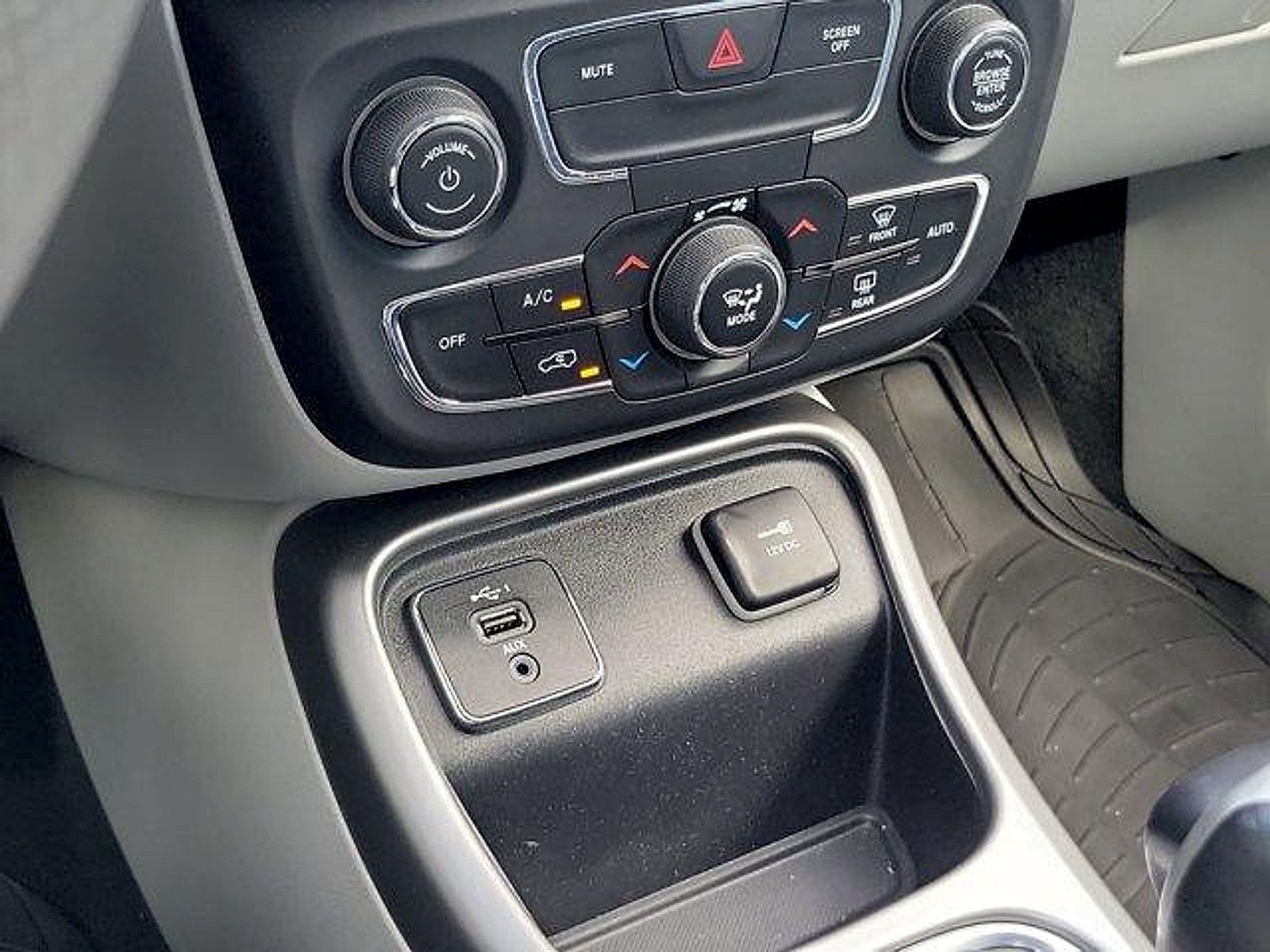 Certified 2019 Jeep Compass Latitude w/ Popular Equipment Group FWD image 29
