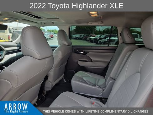 Used 2022 Toyota Highlander XLE FWD image 19