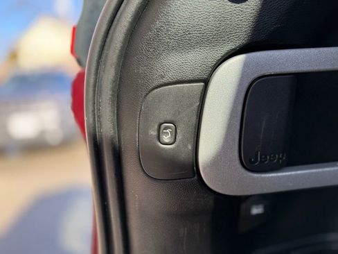 Used 2018 Jeep Cherokee Limited image 27