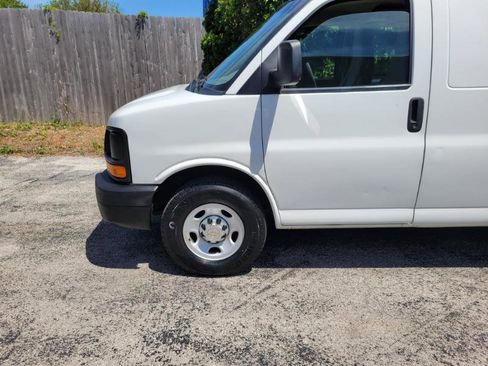 Used 2011 Chevrolet Express 3500 Extended RWD image 12