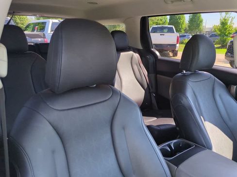 Used 2025 Kia Carnival FWD image 7