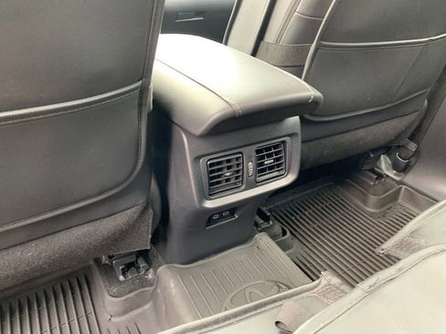 Used 2023 Toyota Venza Limited image 15