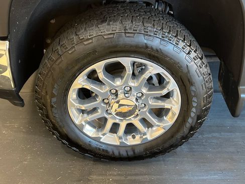 Used 2025 Chevrolet Silverado 2500 LTZ AWD/4WD image 11