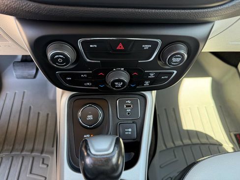 Used 2018 Jeep Compass Latitude w/ Popular Equipment Group AWD/4WD image 14