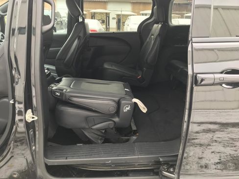 Used 2018 Chrysler Pacifica Touring-L w/ Premium Audio Group image 29