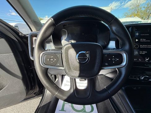 Used 2021 Volvo XC40 T5 Momentum AWD/4WD image 6