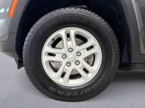 Used 2023 Jeep Grand Cherokee Laredo image 22