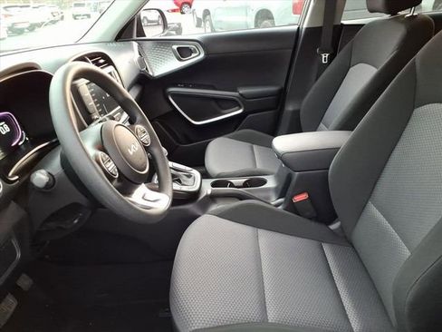 Used 2025 Kia Soul LX FWD image 11