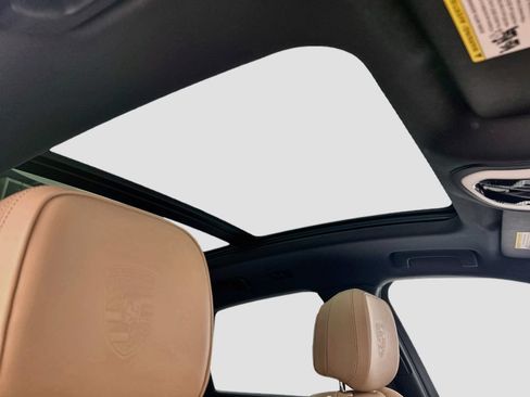 Certified 2025 Porsche Macan AWD/4WD image 20