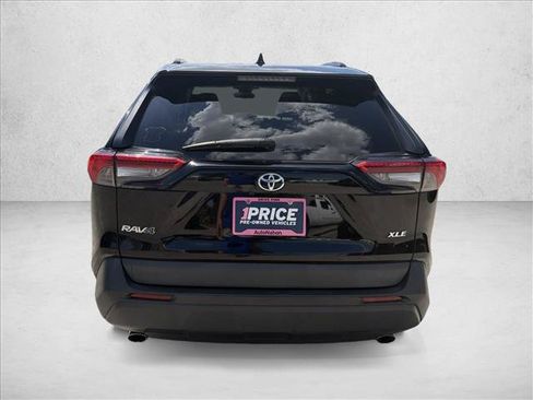 Used 2021 Toyota RAV4 XLE FWD image 4