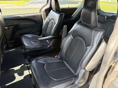 Used 2020 Chrysler Pacifica Touring-L w/ S Appearance Package FWD image 24