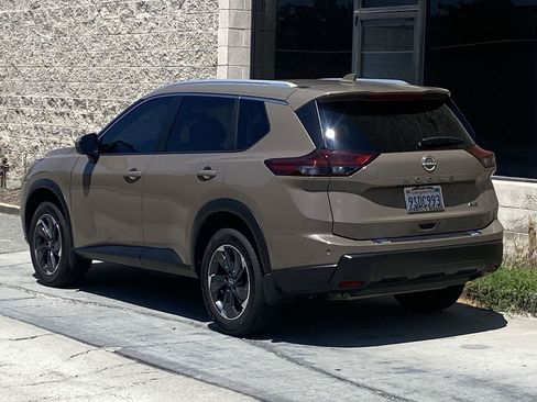 Used 2025 Nissan Rogue SV w/ SV Premium Package AWD/4WD image 4