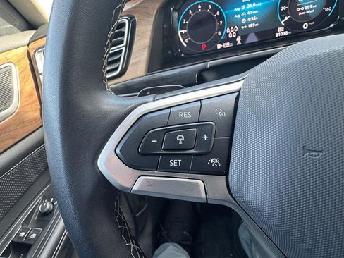 Used 2025 Volkswagen Atlas SE image 16