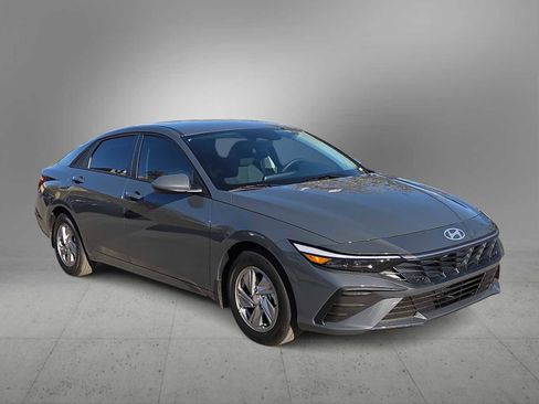 New 2026 Hyundai Elantra SE image 2