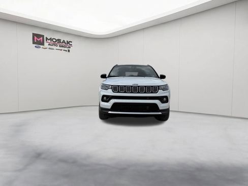 Used 2025 Jeep Compass Limited AWD/4WD image 3