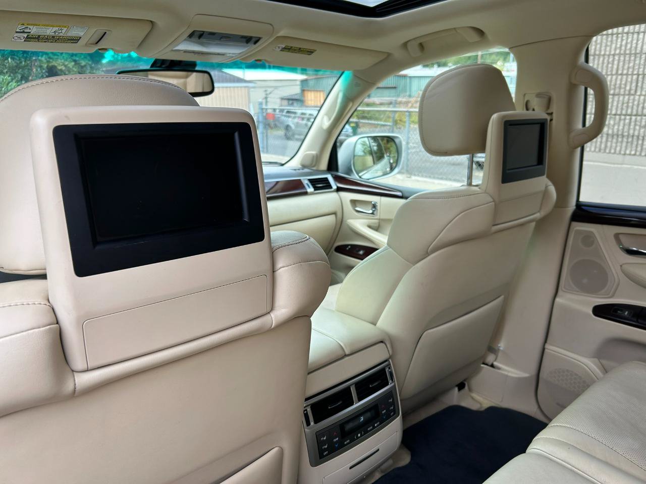 Used 2013 Lexus LX 570 4WD w/ Luxury Pkg image 15