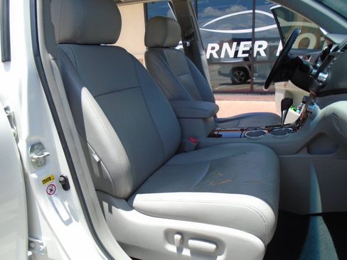 Used 2012 Toyota Highlander Limited w/ Tow Pkg FWD image 14