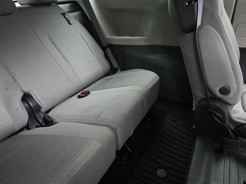 Used 2021 Toyota Sienna LE FWD image 11