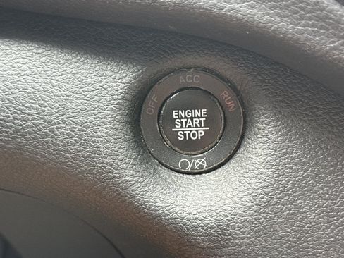 Used 2019 Jeep Cherokee Latitude Plus AWD/4WD image 22