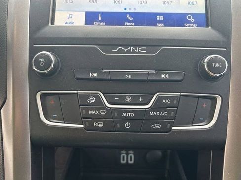 Used 2020 Ford Fusion SE FWD image 26