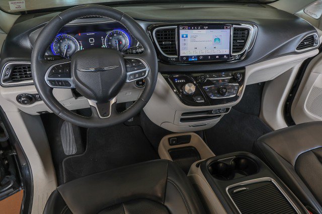 Used 2023 Chrysler Pacifica Touring-L FWD image 21