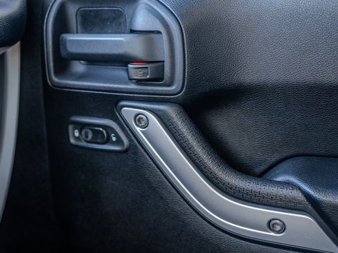 Used 2013 Jeep Wrangler Unlimited Rubicon w/ Connectivity Group image 23