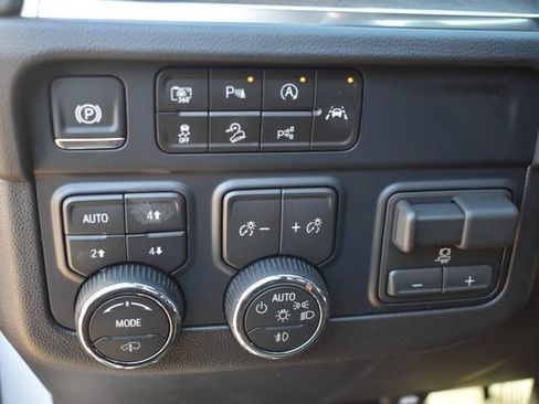 New 2026 Chevrolet Suburban High Country image 32