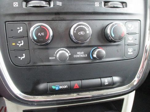 Used 2018 Dodge Grand Caravan SE w/ UConnect Hands-Free Group image 27