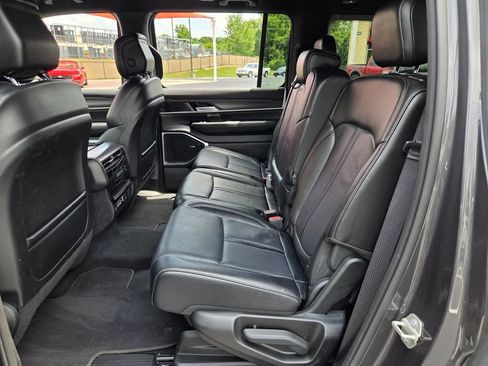 Used 2024 Jeep Wagoneer Series II w/ Flexible Seating Group AWD/4WD image 11