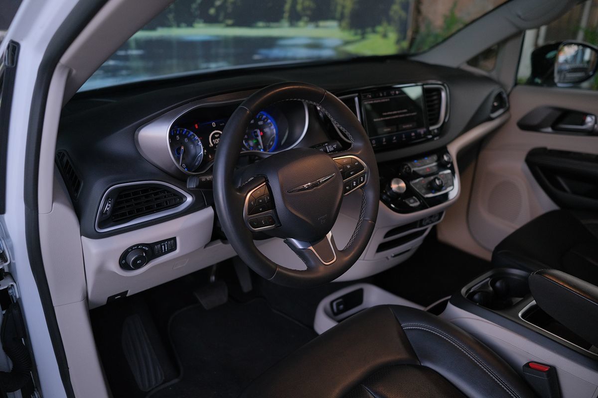 Used 2024 Chrysler Pacifica Touring-L FWD image 14
