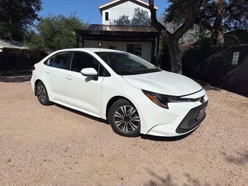 Used 2021 Toyota Corolla L FWD image 2