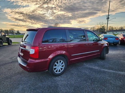 Used 2013 Chrysler Town & Country Touring image 3