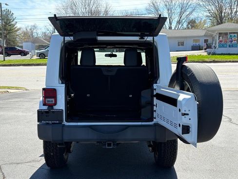 Used 2012 Jeep Wrangler Sahara image 23