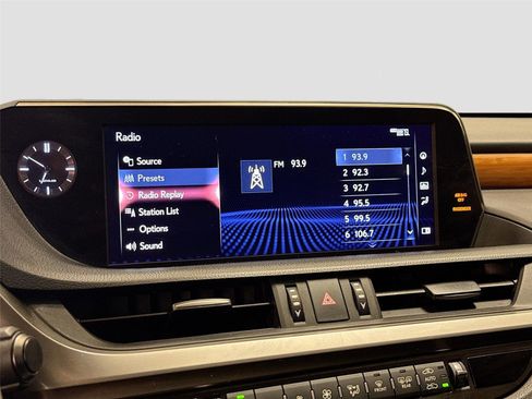 Used 2019 Lexus ES 300h w/ Luxury Package image 15