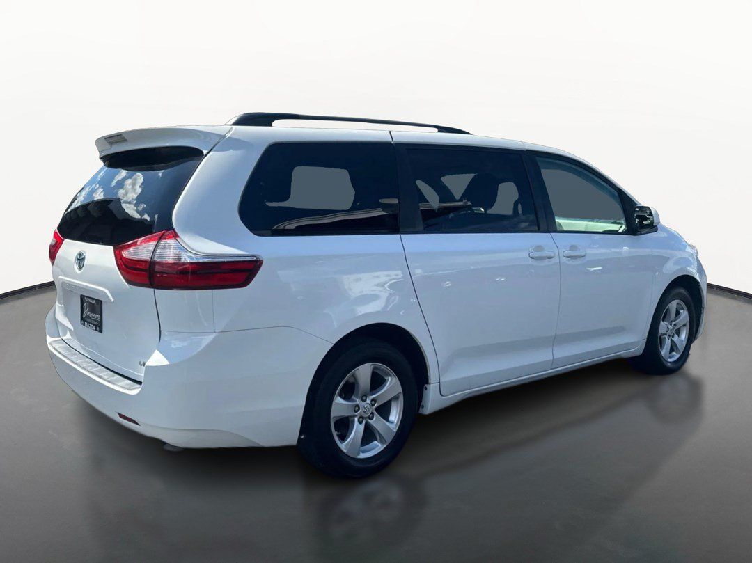 Used 2017 Toyota Sienna LE FWD image 3
