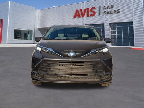 Used 2025 Toyota Sienna LE image 10